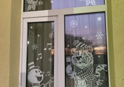 Сотрудники Дома Культуры «Юность» создали невероятную сказку и оформили окна в технике «Вытынанок»