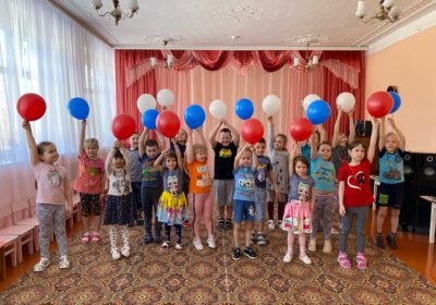 В рамках Всероссийской акции «Крымская весна» в Доме Культуры «Юность» села Верхний Ломов совместно с МБДОУ с.В-Ломов прошла акция, посвященная важному государственному празднику – Дню воссоединения Крыма с Россией